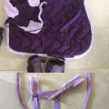 Lot violet d'affaires tapis bonnet licol guêtres protège boulets