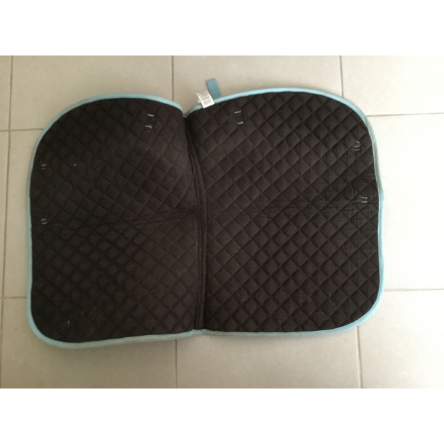 Tapis marron a bordure bleu claire