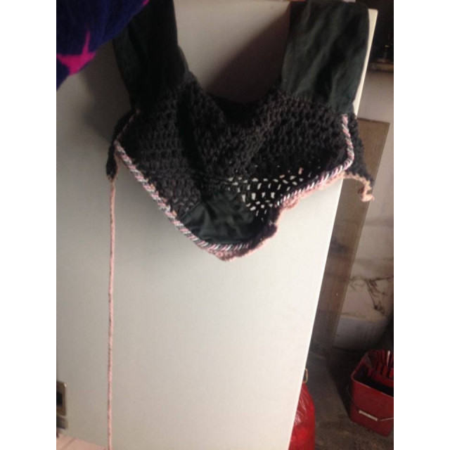 ENSEMBLE GRIS liseré rose pâle (tapis, guêtres et bonnet)