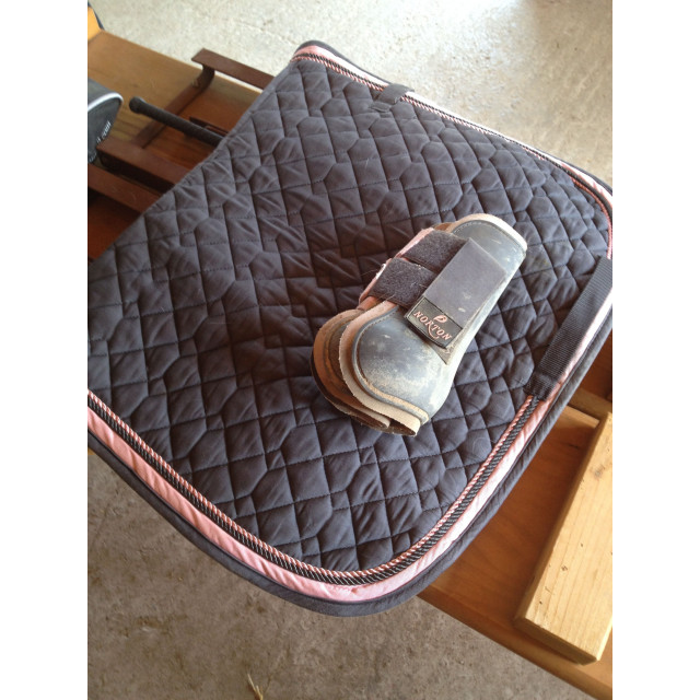 ENSEMBLE GRIS liseré rose pâle (tapis, guêtres et bonnet)