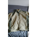 Veste polaire verte et beige