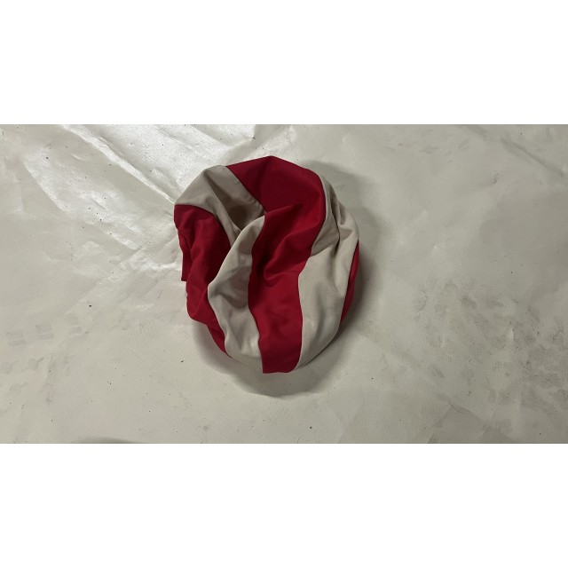 Toque blanche et rouge