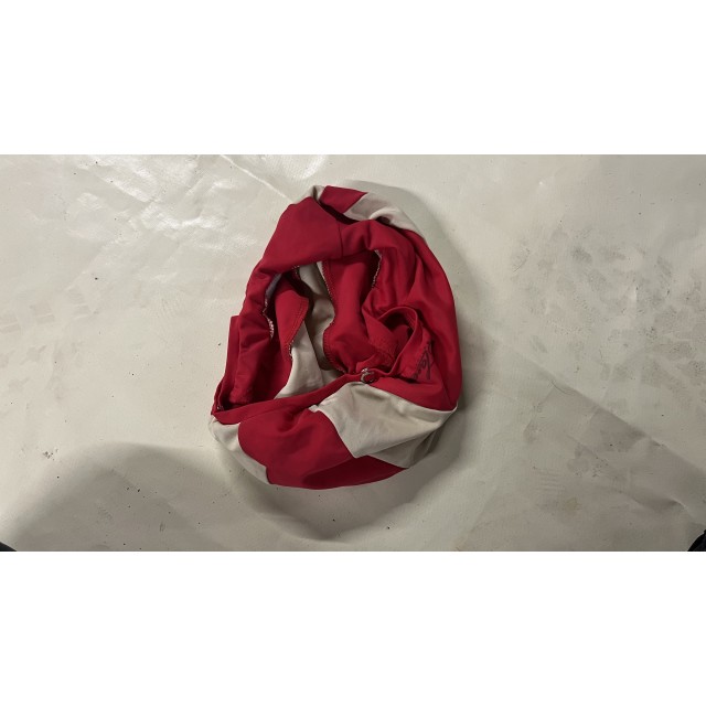 Toque blanche et rouge