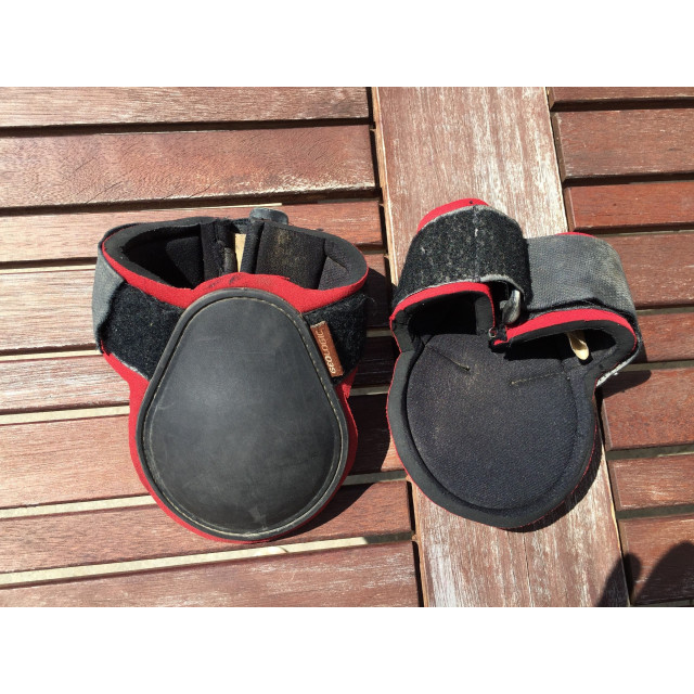 protèges boulets rouge et noir fouganza