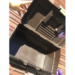 boite de pansage marron et vert