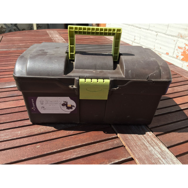 boite de pansage marron et vert
