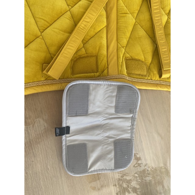 Tapis jaune moutarde velours Eskadron