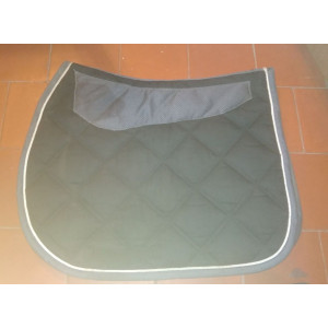tapis noir taille cheval bien entretenue