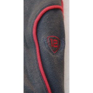 pantalon rouge et gris