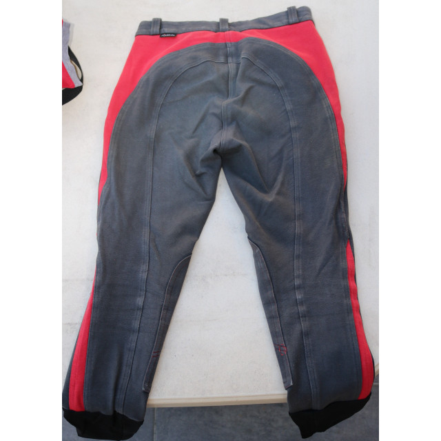 pantalon rouge et gris