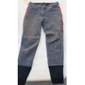 pantalon rouge et gris