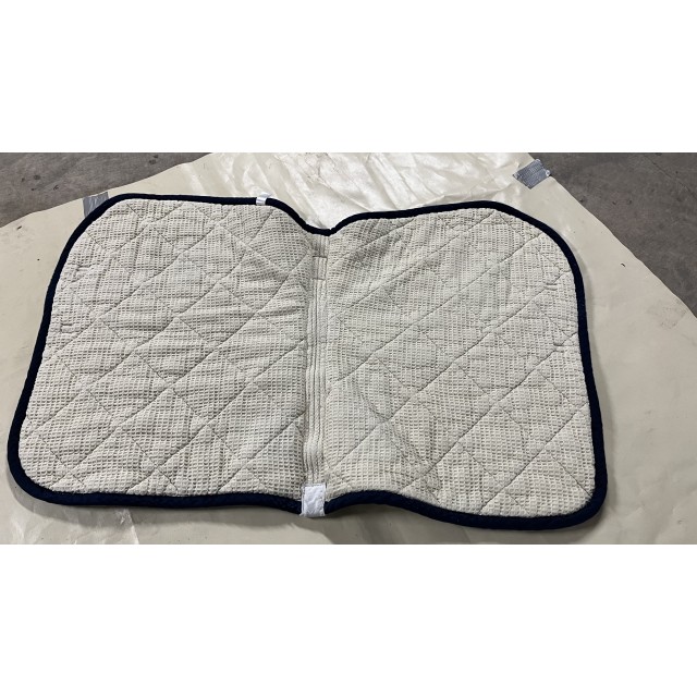 Tapis blanc liseré marine