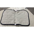 Tapis blanc liseré marine