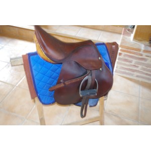 SELLE ANGLAISE DANLOUX CUIR COMPLETE(sangle tapis étrivières couvre selle)+ETRIERS