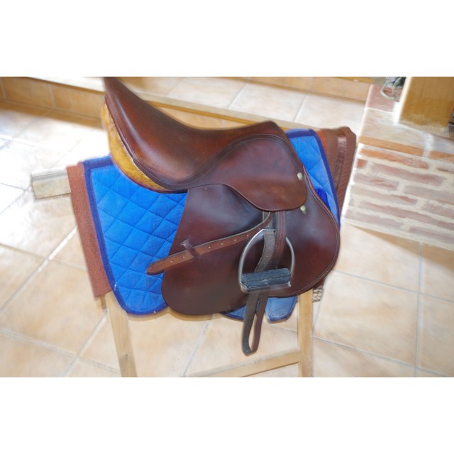 SELLE ANGLAISE DANLOUX CUIR COMPLETE(sangle tapis étrivières couvre selle)+ETRIERS