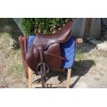 SELLE ANGLAISE DANLOUX CUIR COMPLETE(sangle tapis étrivières couvre selle)+ETRIERS