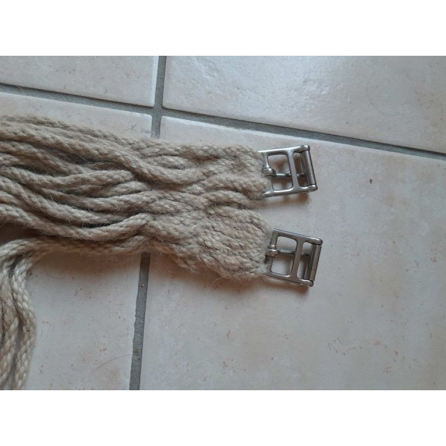 Sangle mohair a brins ( 2 epaisseurs de brins) faite main, longueur 99cm. Sanglage classique.