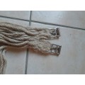 Sangle mohair a brins ( 2 epaisseurs de brins) faite main, longueur 99cm. Sanglage classique.
