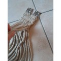 Sangle mohair a brins ( 2 epaisseurs de brins) faite main, longueur 99cm. Sanglage classique.