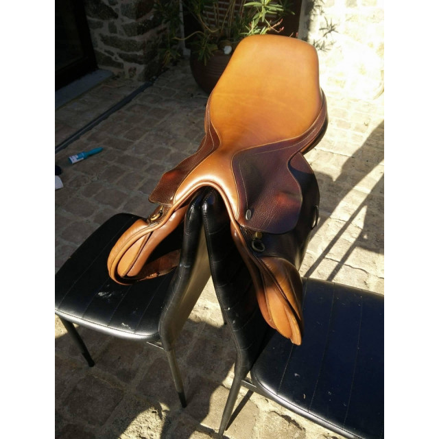 Selle Tulman bon état avec protections, étrivières et étriers