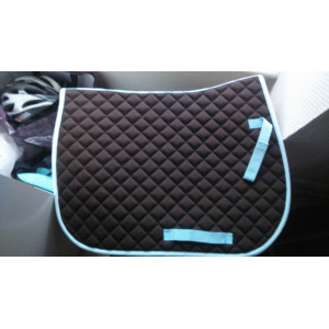 Tapis marron et bleu marine