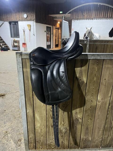 Selle de dressage Eric Thomas 17"