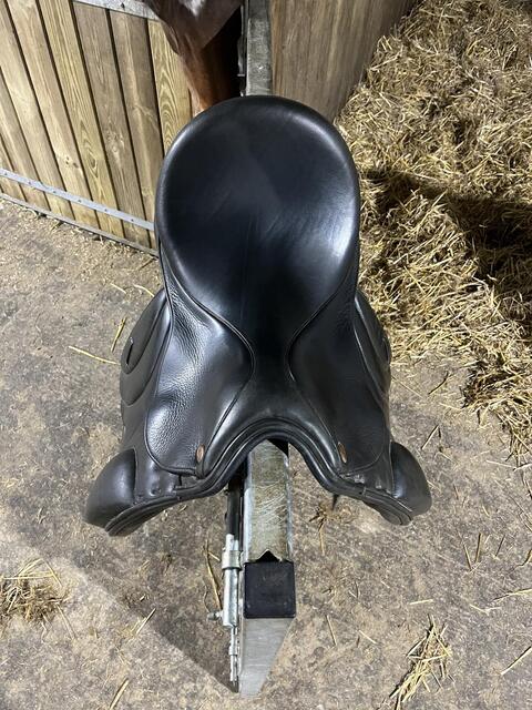 Selle de dressage Eric Thomas 17"