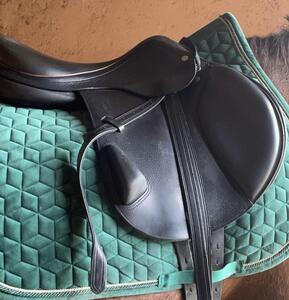 Selle Equipe 16,5 avec sa bavette 60cm