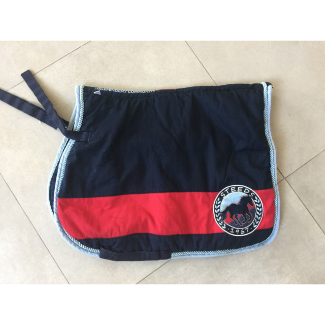 Tapis bleu marine et rouge