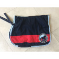 Tapis bleu marine et rouge