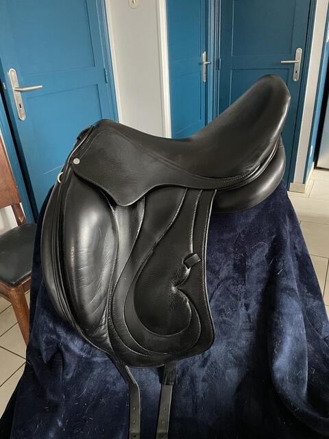 Selle de dressage Antares cadence 17,5