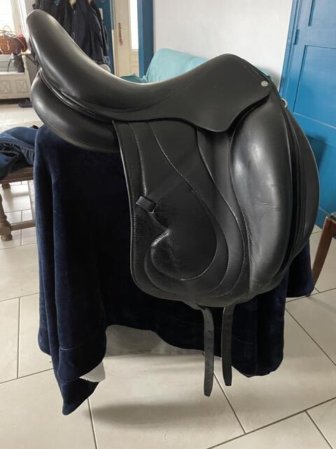 Selle de dressage Antares cadence 17,5