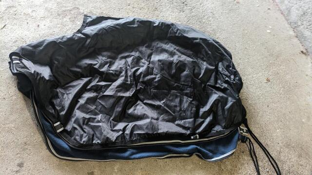 1 couvre-rein Decathlon imperméable et polaire. Taille cheval.
