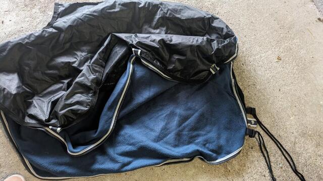 1 couvre-rein Decathlon imperméable et polaire. Taille cheval.