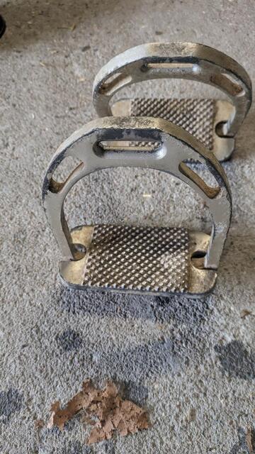 1 paire d'étriers Padd. État correct. 15€