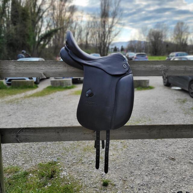 Selle de dressage stubben 17,5 + sangle anatomique et étrivières