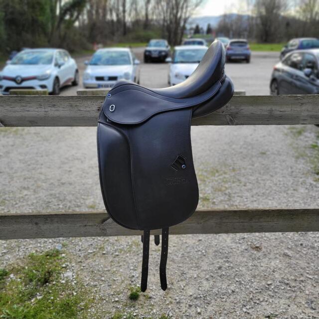 Selle de dressage stubben 17,5 + sangle anatomique et étrivières
