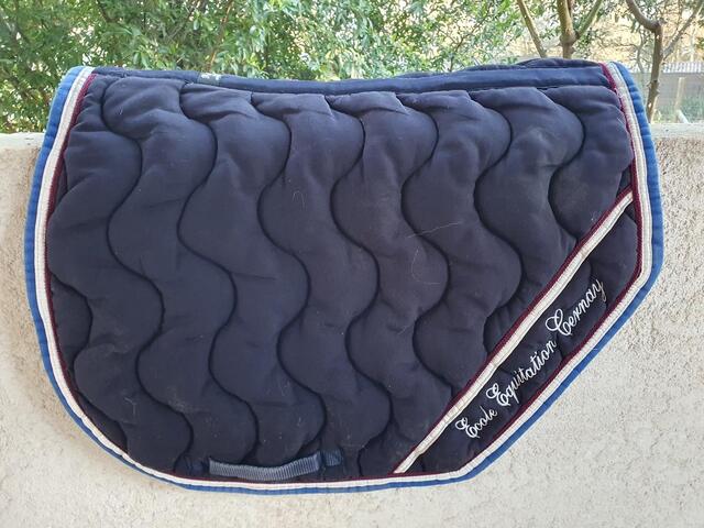 Tapis et bonnet bleu marine