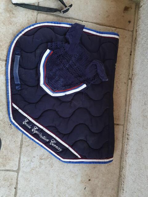 Tapis et bonnet bleu marine