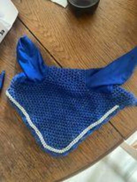 Bonnet bleu roi strass