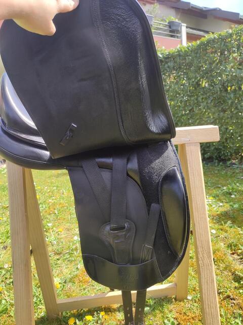 Selle de dressage Omega Line 17"