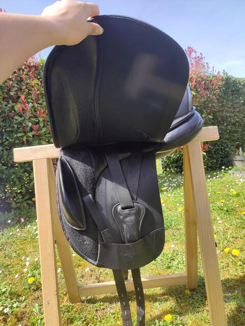 Selle de dressage Omega Line 17"