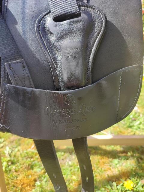Selle de dressage Omega Line 17"