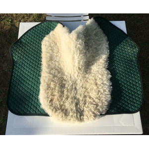 Tapis Griffin Nuumed vert forêt doublé en mouton naturel