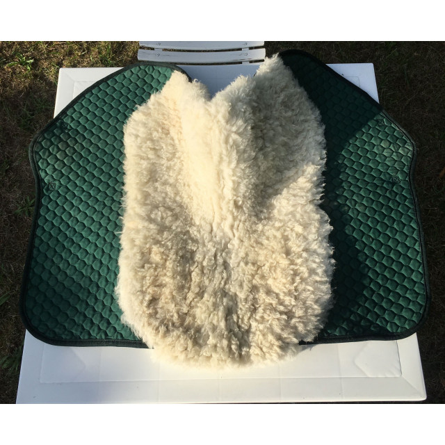 Tapis Griffin Nuumed vert forêt doublé en mouton naturel