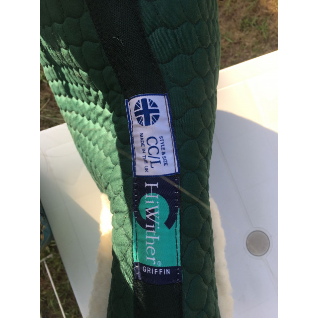 Tapis Griffin Nuumed vert forêt doublé en mouton naturel