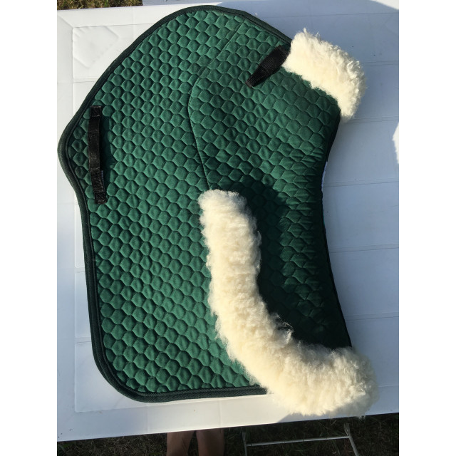 Tapis Griffin Nuumed vert forêt doublé en mouton naturel