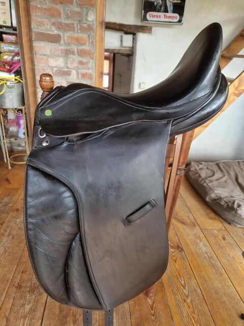 Selle dressage noire cuir 16,5