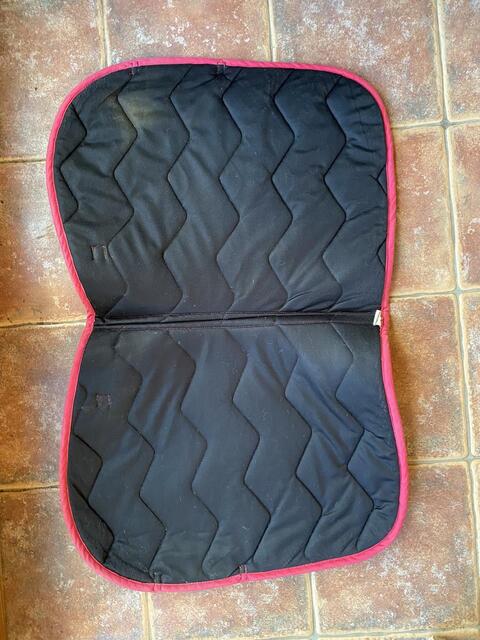 Tapis mixte rose foncé avec liseré torsadé gris