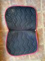 Tapis mixte rose foncé avec liseré torsadé gris